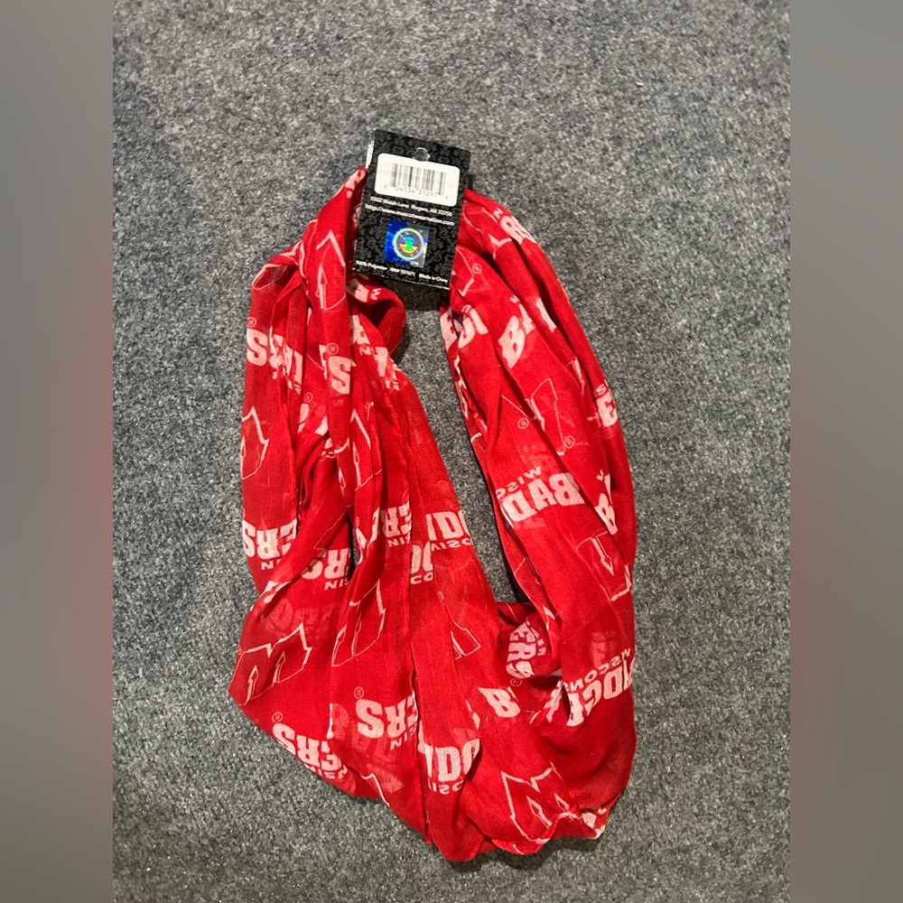 Red Wisconsin Badgers Scarf NWT! - Picture 2 of 3